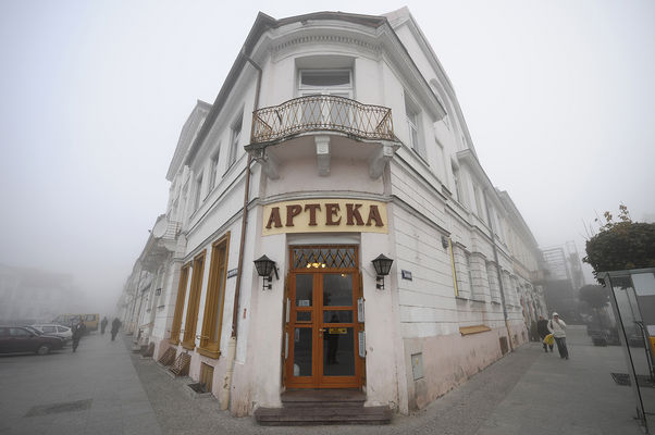 Apteka przy Tumskiej róg placu Narutowicza
Postanowiłem ją pokazać przy pomocy 10mm i wyszła ciekawie. Mimo dzisiejszej gęstej mgły.
Słowa kluczowe: apteka plac narutowicza tumska mgła fog 