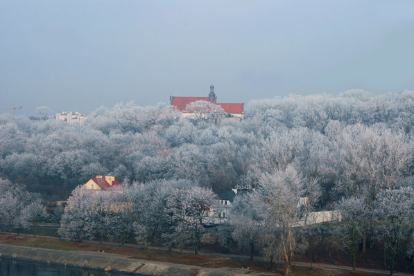 widok na wzgórze
Widok na wzgórze, na dom partii i na kościół na górkach
Słowa kluczowe: wzgórze