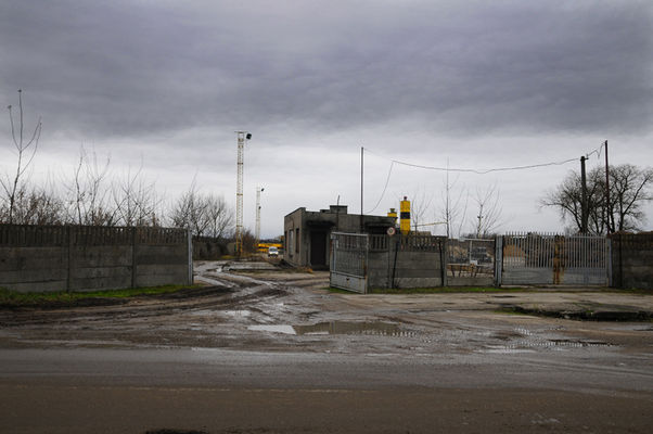 szlak kolejki wąskotorowej
Na fotografii zakład budowlany na dawnym placu składowym buraków cukrowych, gdzie miała swój początek i koniec kolej wąskotorowa dowożąca buraki cukrowe i inny materiał.
Słowa kluczowe: szlak waskiej kolejki borowiczki