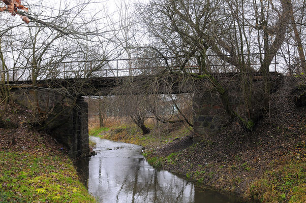 Most kolejowy w Borowiczkach
Charakterystyczne dla mostów kolejowych filary z głazów kamiennych, solidna konstrukcja, szkoda że kolejki już nie ma, mogła by byś atrakcją turystyczną.
Słowa kluczowe: most waskiej kolejki borowiczki