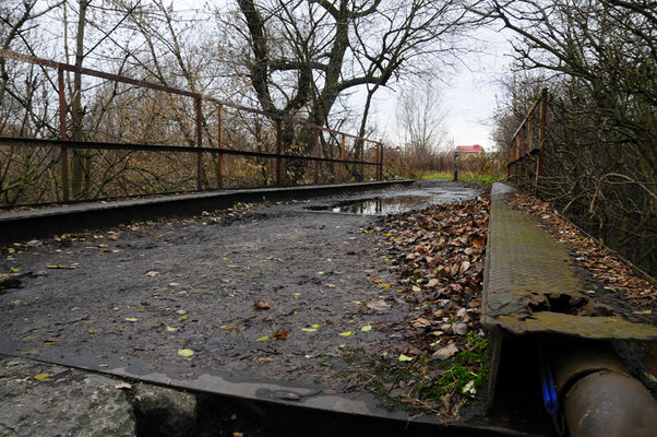 Most kolejowy w Borowiczkach
Zdjęcie specjalnie wykonane z żabiej perspektywy by ukazać stan nawierzchni i kształt budowy mostu. Kładki dla pieszych położone wyżej aby równały się z podkładami kolejowymi, których już dzisiaj nie ma.
Słowa kluczowe: most waskiej kolejki borowiczki