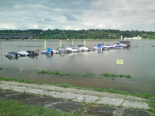 zalane molo
zalane molo Yacht Club Prestige w Radziwiu, w nocy z 3/4 sierpnia przybyło wody i nie zdążyli się ewakuować
Słowa kluczowe: yacht club prestige wisla sierpien