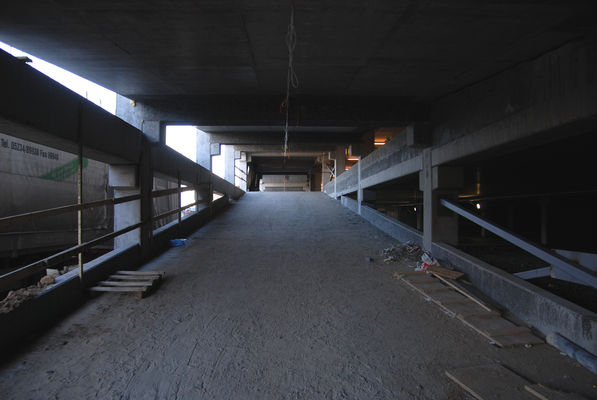 Galeria Mosty wnętrza
Podjazd do garaży 
Słowa kluczowe: galeria mosty prace budowlane