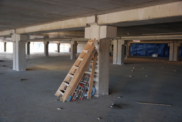 Galeria Mosty wnętrza
drabiny przy słupie na tarasach garaży
Słowa kluczowe: galeria mosty prace budowlane