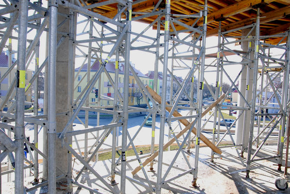 Galeria Mosty wnętrza
Rusztowanie podtrzymujące szalunek podczas wylewania betonu na łuku świetlika przy skrzyżowaniu Bielska Mickiewicza Tysiąclecia
Słowa kluczowe: galeria mosty prace budowlane