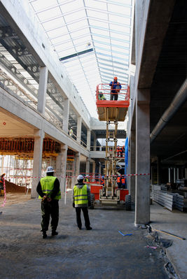 Galeria Mosty wnętrza
Udało mi się w lutym 2009 załatwić zgodę na foto dokumentację wnętrza Galerii Mosty. Na zdjęciu główny hall od ul Bielskiej w kierunku zachodnim.
Słowa kluczowe: galeria mosty prace budowlane