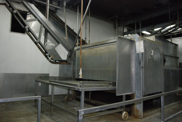 Zakłady Mięsne w Płocku
Stanowisko hakowe, stąd brano haki i zawieszano na taśmociągu pod sufitem by przesuwać mięsko ;-)
Słowa kluczowe: zaklady miesne plock