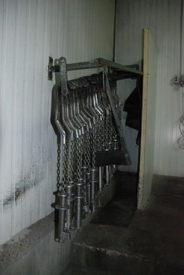 Zakłady Mięsne w Płocku
Stanowisko hakowe, stąd brano haki i zawieszano na taśmociągu pod sufitem by przesuwać mięsko ;-)
Słowa kluczowe: zaklady miesne plock