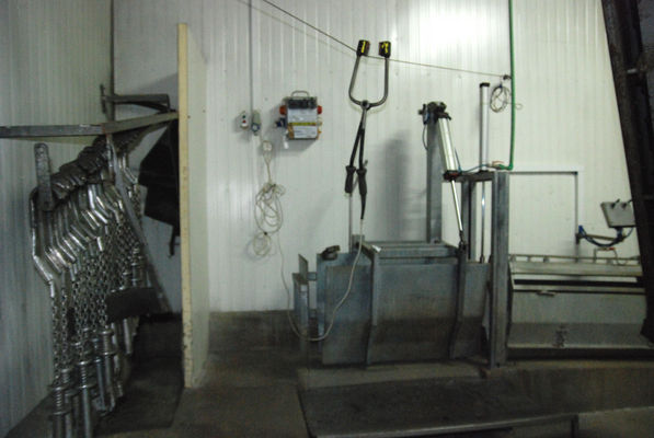 Zakłady Mięsne w Płocku
wylot z tunelu śmierci, to w tym miejscu stał oprawca i tymi słuchawkami co wiszą na ścianie zabijał świntuchy.
Słowa kluczowe: zaklady miesne plock