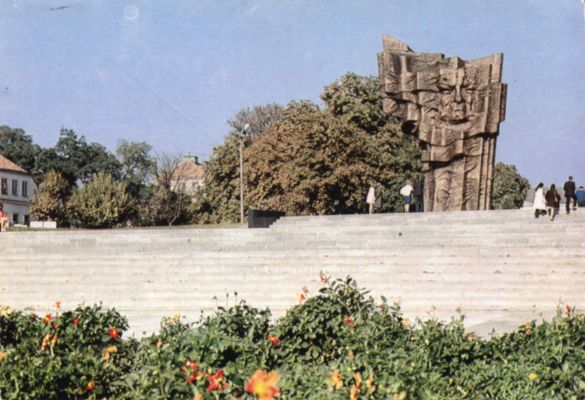 Pomnik Broniewskiego (ok. 1972r)
