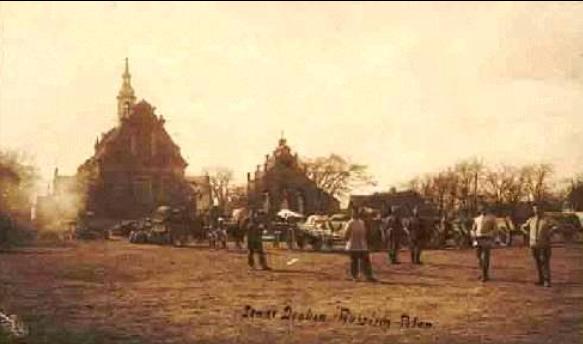 rynek w Drobinie, 1915r.
"Czy w tle znajdują się kościół katolicki i ewangelicki ?" - taki podpis pod zdjęciem widnieje na stronie  

