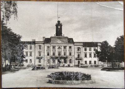 Ratusz  Płocki
z  czasów samochodu  "Warszawa"  w  wersji  "garbus"
