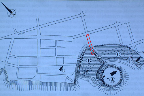 Płock w drugiej połowie XIII w. na tle współczesnej siatki ulic
A -  gród,  B -  podgrodzie,  C -  osada. Zakreskowany obszar lokacji Płocka z 1237r. Czerwoną linią oznaczono badany odcinek ul. Tumskiej w 2005r. przez archeologów  z Inst. Archeolog. UW Warszawa
