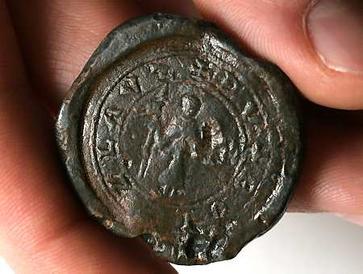 Bulla z Ostrowa Tumskiego z wizerunkiem Bolesława Krzywoustego
wśród archeologów  pojawiały się różne poglądy na temat tej pieczęci
fot.  Tomasz Kamiński / AG (Gazeta Wyborcza)
