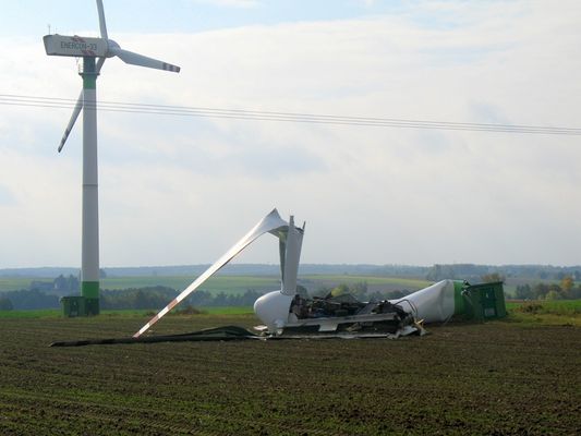 zniszczona elektrownia wiatrowa pod Bodzanowem
***
Słowa kluczowe: zniszczona elektrownia wiatrowa pod Bodzanowem