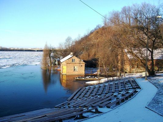 amfiteatr w Wyszogrodzie 
w tle pozostałość góry zamkowej. Wisła zajęła sobie scenę i nabrzeże
Słowa kluczowe: amfiteatr i góra zamkowa w Wyszogrodzie
