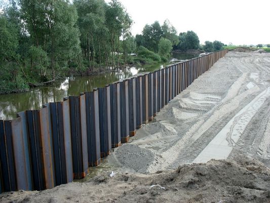ścianka szczelna ze stalowych grodzic wbitych w nowy wał wiślany w Dobrzykowie
taką samą zrobiono w Świniarach
Słowa kluczowe: ścianka szczelna wał wiślany 