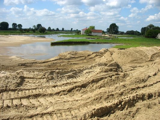 pola na przeciwko pękniętego wału wiślanego w Świniarach
bardzo mocny prąd wpływającej wody z Wisły powyrywał szerokie i głębokie doły
Słowa kluczowe: pęknięty wał wiślany Świniary naprawa po powodzi