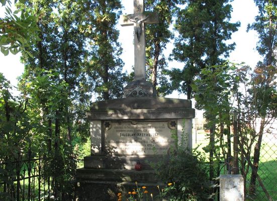 tablica pamiątkowa na miejscu śmierci Bolesława Krzywoustego
w nieistniejącym klasztorze oo. Benedyktynów
Sochaczew, ul. Staszica
na płycie ślady po pociskach z II Wojny Światowej
