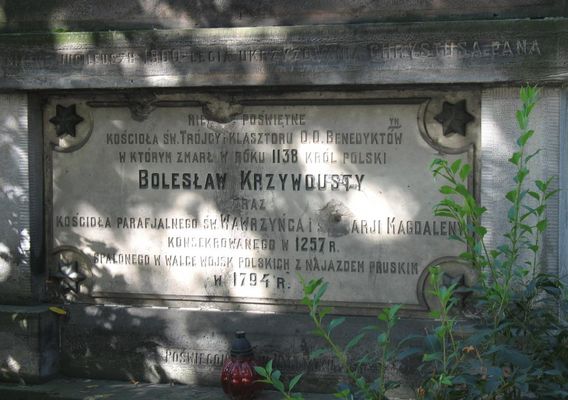 tablica pamiątkowa na miejscu śmierci Bolesława Krzywoustego
w nieistniejącym klasztorze oo. Benedyktynów
Sochaczew, ul. Staszica
