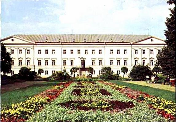 tak w latach 70-tych wyglądał skwer przed U.W. na ul.Kolegialnej
wyd. KAW
