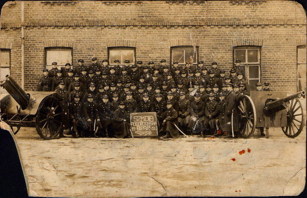 zdjęcie grupowe  8 Pułku Artylerii Lekkiej w Płocku  1931r.
w górnym rzędzie drugi od lewej  kapral Piotr Guzowski pełniący stanowisko działonowego
(dziwny napis na tablicy trzymanej przez żołnierzy: "8. PAP" a chyba powinno być "8. PAL" ?
Fakt, że dodatkowa informacja brzmi jeszcze "Szkoła Podoficerska"). P.Guzowski napewno służył w 8.PAL w Płocku.
