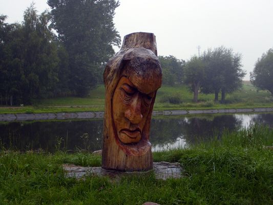 Bodzan, legendarny założyciel osady Bodzanów
wyobrażenie współczesne w rzeźbie z drewna stojące gdzieś nieopodal Urzędu Gminy Bodzanów 
Słowa kluczowe: Bodzan Bodzanów rzeźba