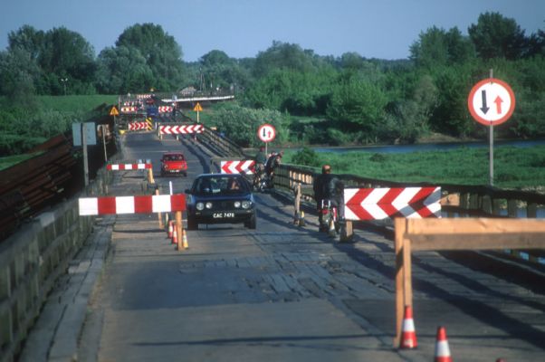 drewniany most w Wyszogrodzie
szykany  służące do zmuszania kierowców do dostojnej jazdy po staruszku moście

