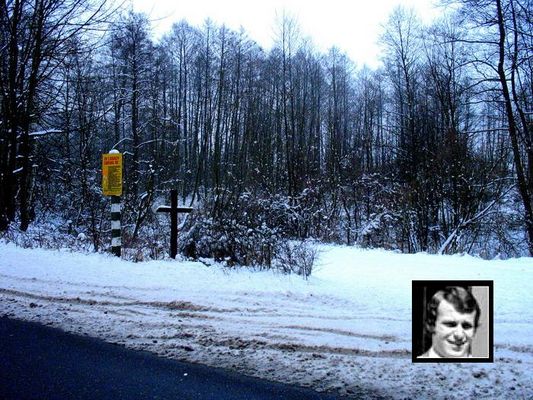 Skrzyżowanie leśnej drogi z Białobrzeg z drogą krajową nr 62 Płock-Warszawa
tu 14.XI.2000r. zginął w wypadku samochodowym Mistrz Świata w siatkówce w 1974r. w Meksyku 
Wiesław Gawłowski (1950-2000) ps. "Mały". Zapalmy tam czasami znicz i zdejmijmy nogę z gazu, zdążymy.
