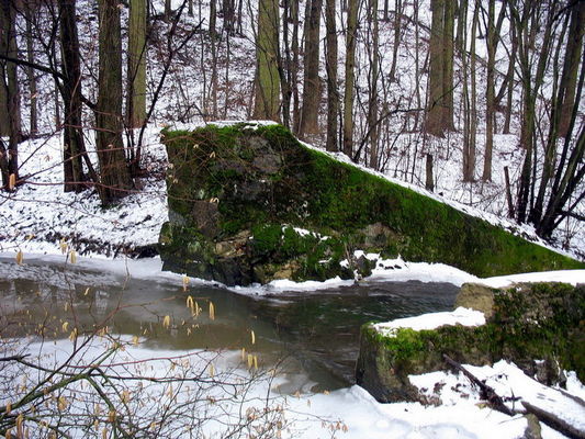 przedwojenna  betonowo-kamienna  budowla wodna
rz. Słupianka  w  Słupnie
