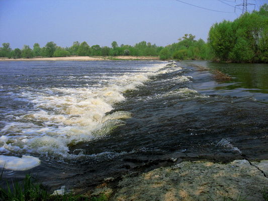 tama poprzeczna na odnodze Wisły (przy lewym brzegu) pod Wyszogrodem
często zdarza się, że zimą fragment zburzonej wody nie zamarza
