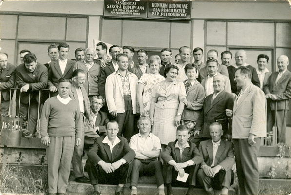 Kadra nauczycielska ze szkół budowlanych przy PETROBUDOWIE  - dla pracujących
przełom lat  60/70 -tych
