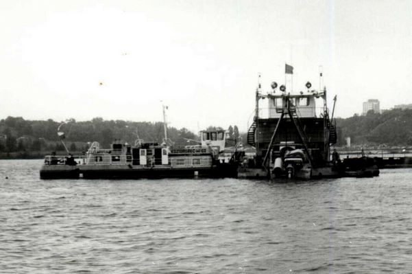 pchacz "Koziorożec W-02" obsługuje pogłębiarkę "Wisła"
Płock, 1982r.
