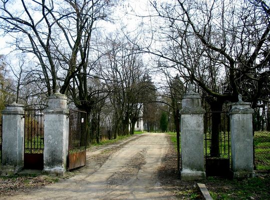 brama wjazdowa do dworku w Pilichowie
Wokół dworu zachowały się pozostałości parku krajobrazowego z końca wieku XIX, założonego dla Góreckich, później przekomponowanego.

Słowa kluczowe: brama dworek Pilichowo 