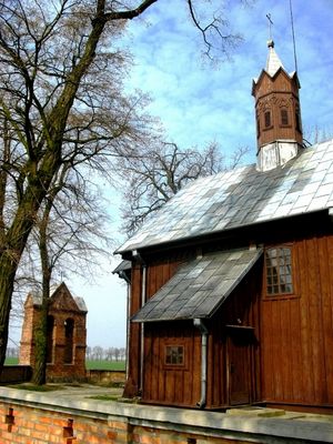 kościół parafii pw. św. Marii Magdaleny w Pilichowie, gm. Bulkowo
pierwsze informacje o kościele w Pilichowie pochodzą z 1477r. Obecny drewniany kościół zbudowano w 1719r. Później był przebudowany pod koniec XVIII w. i remontowany w roku 1862, 1947-51 i 1972-75
Słowa kluczowe: kościół Pilichowo