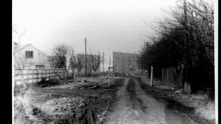 1975r. -  nieistniejąca dziś "ulica wiejska" od Bielskiej do ul.Rembielińskiego pomiędzy zakładami  mięsnymi a PKS
skan zdjęcia, autor Jerzy Szarmach
