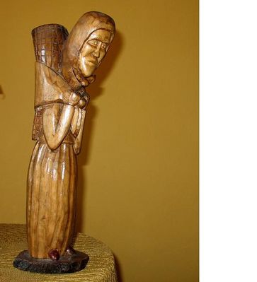 Radziwianka w drodze na targ
Wyrzeźbiona z drewna gruszy przez rodowitego płocczanina Józefa Kucharskiego, taką jak zapamiętał w dzieciństwie przed wojną. Do tego opowiadał anegdotę, o tym że wracając z Płocka do domu, niosła czasami w tej dużej chuście przez most na swoich plecach "zmęczonego" męża.

