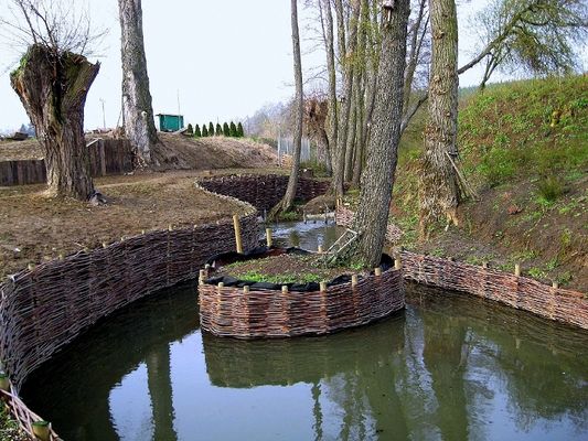 rzeczka Rosica (Struga) w okolicach ulic Grabówka i Gościniec
archaiczne "płocia"  -  dzisiaj płotki faszynowe chroniące brzegi małego strumienia. Podobne chroniły w wczesnym średniowieczu i później skarpę Wzgórza Tumskiego
Słowa kluczowe: płocia rzeczka Rosica