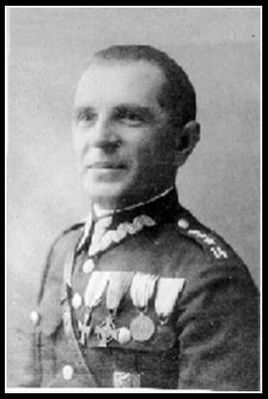 PPŁK MIECZYSŁAW ROMAN TEODORCZYK pseud. "ROMAN", "NAMOR", "MIECZ" 1899-1944,  1941 - 1942 KOMENDANT POLSKIEJ ORG. ZBROJNEJ OKR. III MAZOWSZE W PŁOCKU , CZŁONEK SZTABU PODOKRĘGU MAZOWSZE-PÓŁNOC ARMII KRAJOWEJ
W 1940r., poszukiwany listami gończymi, z wyznaczoną nagrodą pieniężną, przeniósł się na teren północnego Mazowsza. Ukrywał się w Płocku i Sierpcu pod nazwiskiem Tadeusz Opolski .Więziony był kolejno w: Alei Szucha, Modlinie, Płocku, Poznaniu, Bydgoszczy i Berlinie. Mimo stosowania nieludzkich tortur (przypalanie, bicie, zdzieranie paznokci, łamanie żeber, wybicie oka ) nikogo nie wydał, imponując swoją pełną godności postawą polskiego oficera. Został powieszony 4 lutego 1944r. w Forcie III w Pomiechówku k. Modlina wraz z 106 żołnierzami podziemia. Pierwszy śmiało poszedł na śmierć, sam założył sobie pętlę na szyję, dając wspaniały przykład bohaterstwa, poświęcenia i umiłowania Ojczyzny, tym którzy szli za nim.

