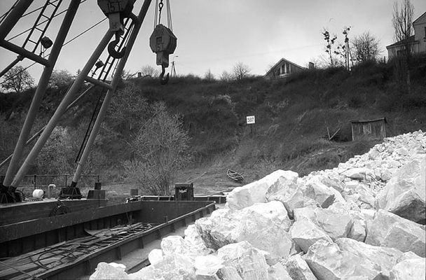 kamień łamany do wykonania umocnień koryta Wisły w obrębie budowanego mostu
Wyszogród, połowa lipca 1997r.
