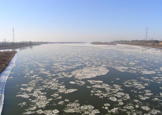 Wisła pod Wyszogrodem w dniu 26.02.2005r.
śryż i lód brzegowy 
po lewej widoczne ujście Bzury do Wisły
