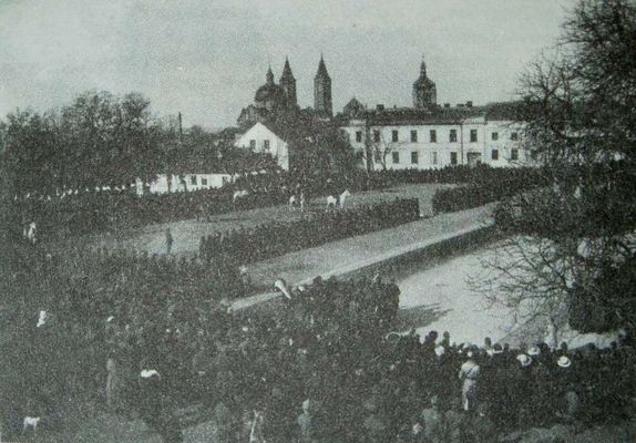 Plac Floriański  dn. 10.IV.1921r.  uroczystości odznaczenia miasta Płock Krzyżem Walecznych
Marszałek Józef Piłsudski w tym dniu otrzymał wcześniej od mieszkańców miasta tytuł Honorowego Obywatela Płocka
