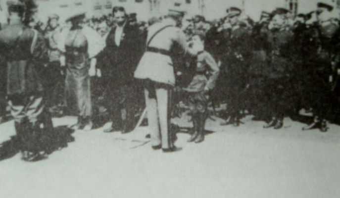 Marszałek Józef Piłsudski odznacza młodego obrońcę Płocka w wojnie z bolszewikami
10.IV.1921r. Plac Floriański 
