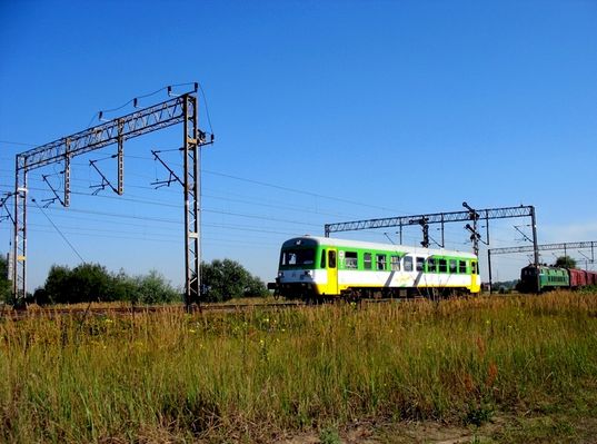szynobus Kolei Regionalnych mknie
rogatki radziwskie
