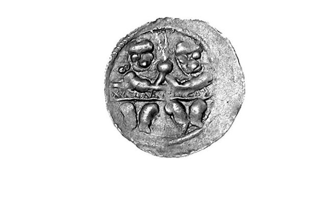 denar Bolesława IV Kędzierzawego
na awersie dwaj książęta za stołem (na rewersie książę z proporcem)
