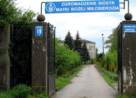 Dom Samotnej Matki prowadzony przez Zgromadzenie Sióstr Matki Bożej Miłosierdzia
w Białej Starej
