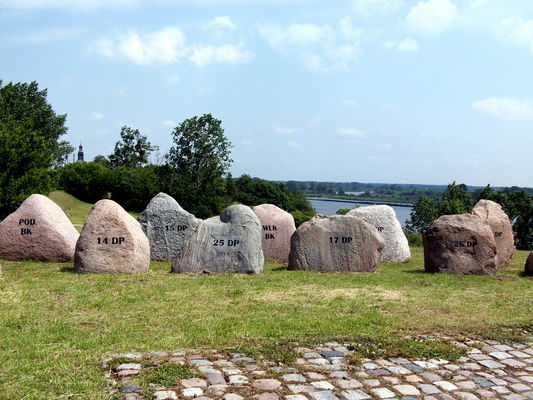 kamienie "dywizje Wojska Polskiego w 1939r. w bitwie nad Bzurą"
obok pamiątkowego krzyża przy moście w Wyszogrodzie
Słowa kluczowe: kamienie dywizje WP 1939r. Wyszogród most