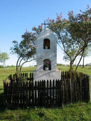 figurka przy domostwie olęderskim w Rumunkach koło Wymyśla
z 1946r. dla upamiętnienia śmierci dziecka .
Zdjęcie na zamówienie  [url]http://galeria.plock24.pl/displayimage.php?pos=-9338[/url]
