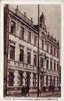 Gimnazjum żeńskie im. Żółkiewskiej
Gmach Gimnazjum Żeńskiego im. hetmanowej Reginy Żółkiewskiej
szkoła powstała w 1914 r. jako prywatna szkoła dla dziewcząt z wykładowym jęz. polskim,
obecnie Szkoła Muzyczna - ul. Kolegialna 23,
lata 30-te
