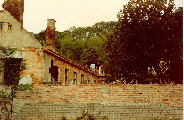 po 1992r. kompletne ruiny Zajazdu Rybaki w odbudowie
***
